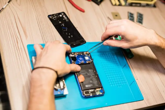 Técnico reparando pantalla de smartphone en taller Phone Center Madrid