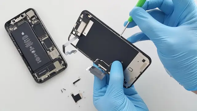 Reparación profesional de móvil con herramientas especializadas